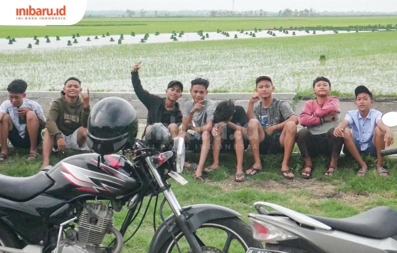 Aril dan teman-temannya sedang nongkrong di pinggir sawah Desa Mranak, Kecamatan Demak, Kabupaten Demak menikmati masa libur sekolah.&nbsp;(Inibaru.id/ Ayu Sasmita)