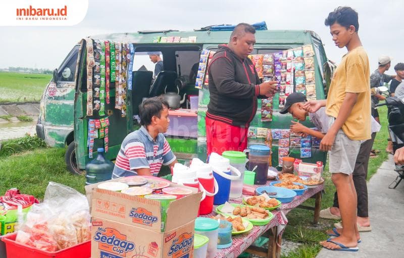 Wibowo, pedagang yang memanfaatkan keramaian area sawah Desa Mranak, Kecamatan Demak, Kabupaten Demak untuk berjualan. (Inibaru.id/ Ayu Sasmita)
