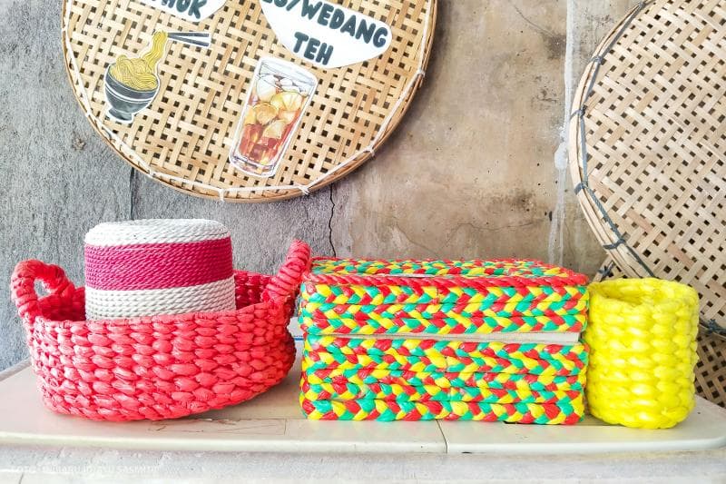 Hasil kerajinan tangan produk UMKM dari bahan dasar sampah karya Ningsih yang siap dipasarkan.&nbsp;
