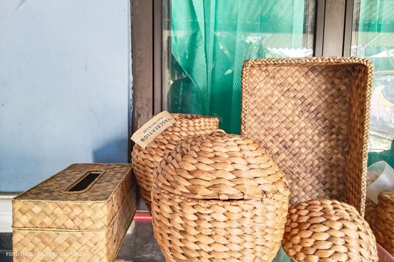 Eceng gondok yang merupakan tumbuhan gulma juga dijadikan produk UMKM Ningsih yang tidak kalah bagusnya dengan kerajinan tangan berbahan dasar sampah.&nbsp;