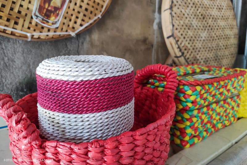 Beberapa kerajinan tangan dari sampah plastik seperti tempat tisu, keranjang buah, dan tempat pensil.&nbsp;