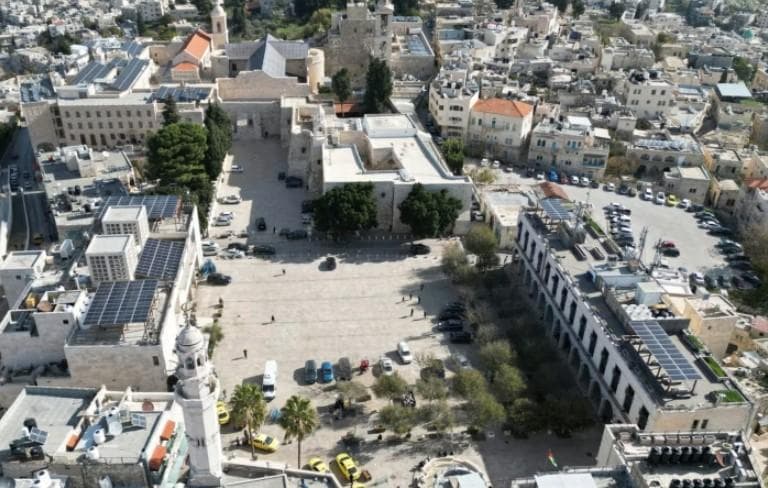 Manger Square di Betlehem terlihat sepi, sangat berbeda dari perayaan Natal sebelumnya. (AFP/Getty Images/Hazem Bader)