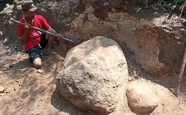 Batu keramat yang tidak bisa dipindah di dekat Gua Petilasan Pangeran Mangkubumi. (Solopos/Moh. Khodiq Duhri)