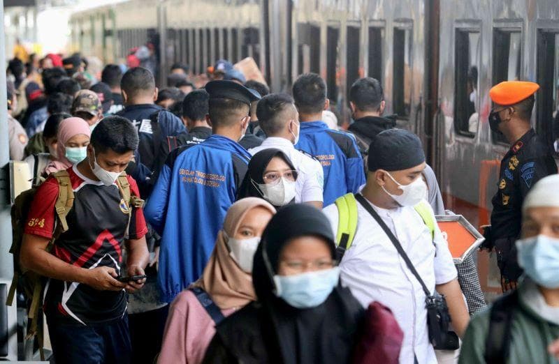 Penumpang kereta diharapkan tetap memakai masker. (MI/Adam Dwi)