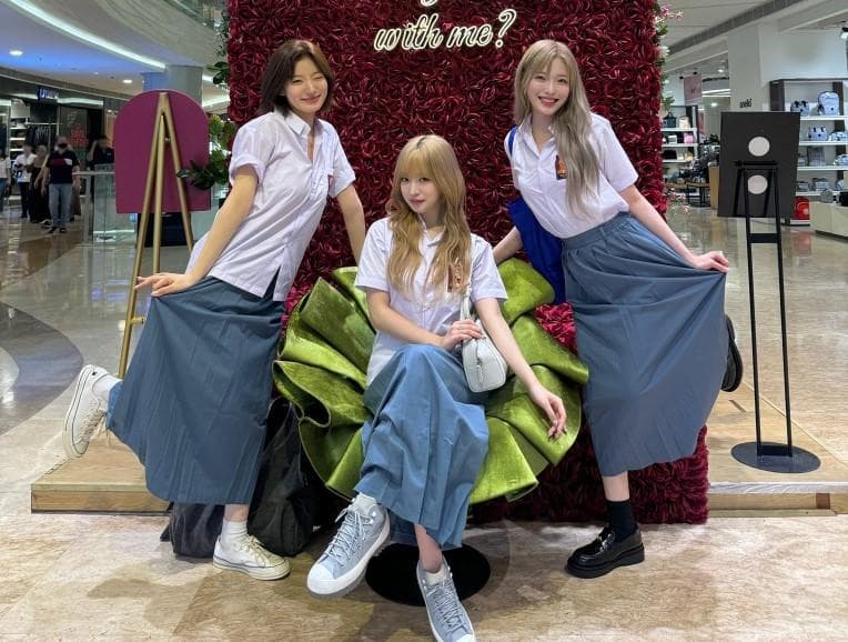 Ketika Girl Group K-Pop Billlie Jalan-Jalan di Jakarta Pakai Seragam SMA