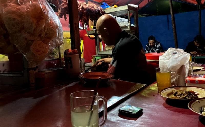 Warung Tongseng Kambing Mirah Pak Yono sudah eksis sejak 1987. (Googleuser/Majiera Manuhara)