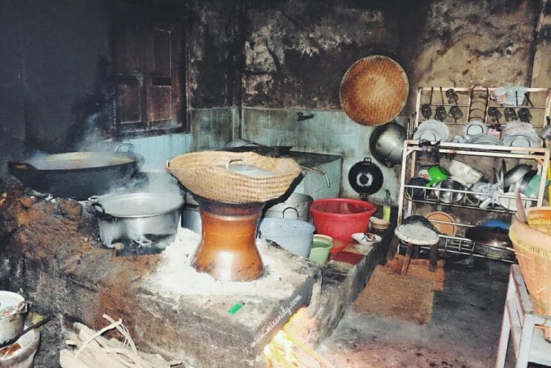 Dapur di belakang rumah pada zaman dahulu. (Missnidy)