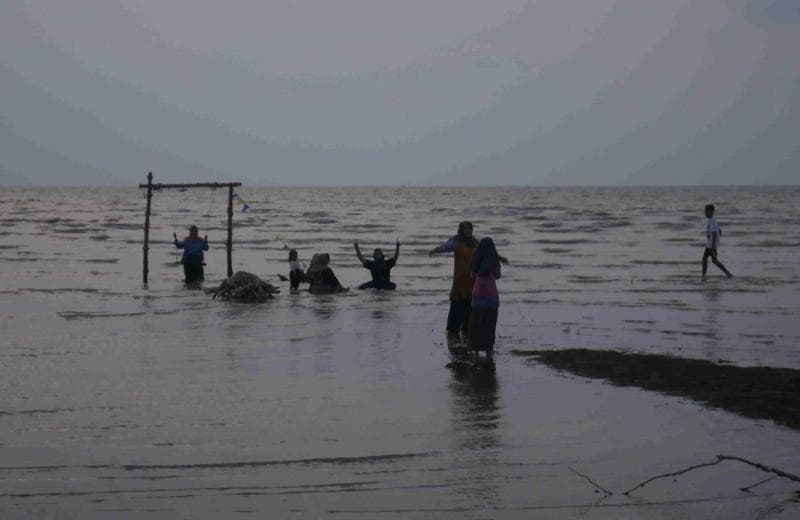 Sudah ada beberapa pelancong yang datang ke Pulau Arnavat Surodadi (PAS) di Sayung, Demak.(Betanews/Sekarwati)