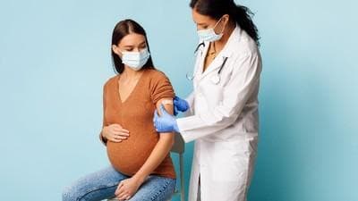 Ibu hamil bisa mendapatkan vaksinasi Covid-19 secara gratis. (iStock)