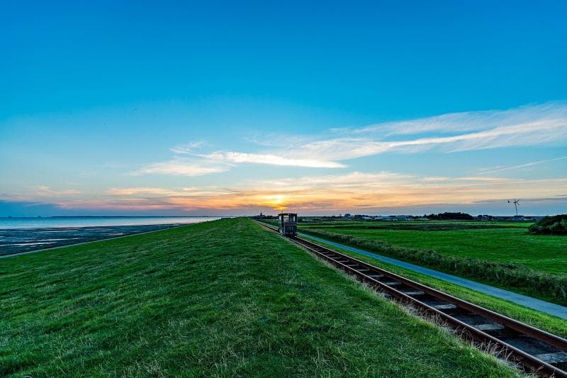 Berkereta Membelah Lautan ke Pulau Oland di Jerman