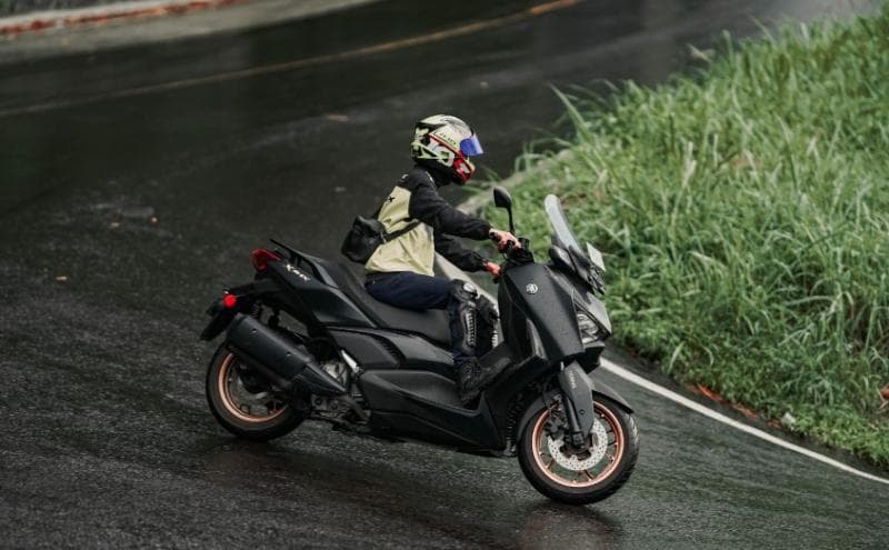 Ilustrasi: Rem blong pada sepeda motor matic saat dikendarai di turunan. (Uzone/