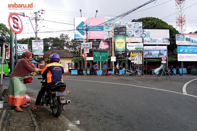 Suasana jalan di depan Kecamatan Bandungan yang lengang. (Inibaru.id/ Zulfa Anisah)