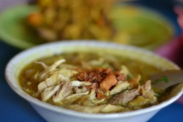 Soto yang disajikan di sini khas Semarangan dengan kuah bening. (Ayosemarang/Zaidi)