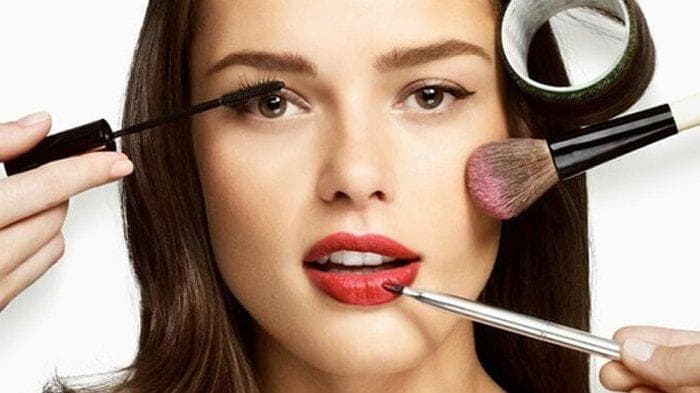 Undertone juga bisa membantumu dalam memilih warna makeup. (via Tribun)