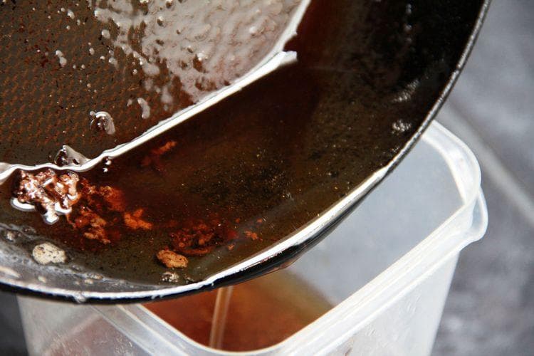 Bingung ke Mana Harus Membuang Limbah Minyak Goreng? Simak Cara Ini!