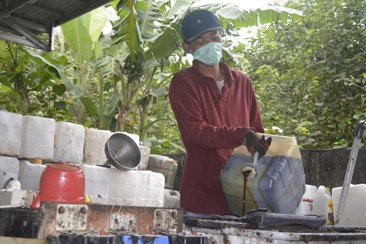 Tempat daur ulang limbah minyak goreng bekas. (Kompas/Humas Kemendes PDTT)