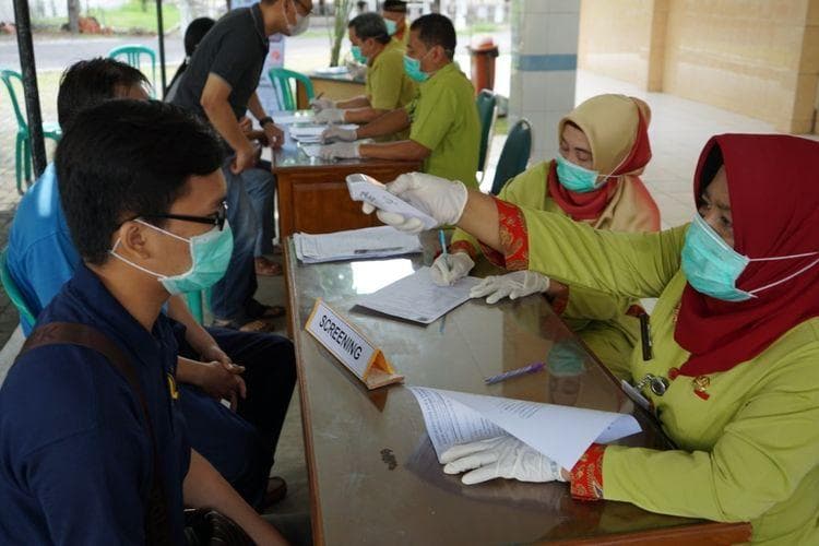 Warga melakukan tes Corona Virus. (Kompas)