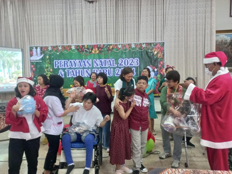 Sinterklas membagikan kado pada siswi siswa berkebutuhan khusus YPAC Kota Semarang. (Inibaru.id/ Fitroh Nurikhsan)