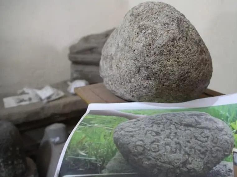 Prasasti Nglumbang Dungik yang ditemukan di Klaten. (Solopos/Taufiq Sidik Prakoso)