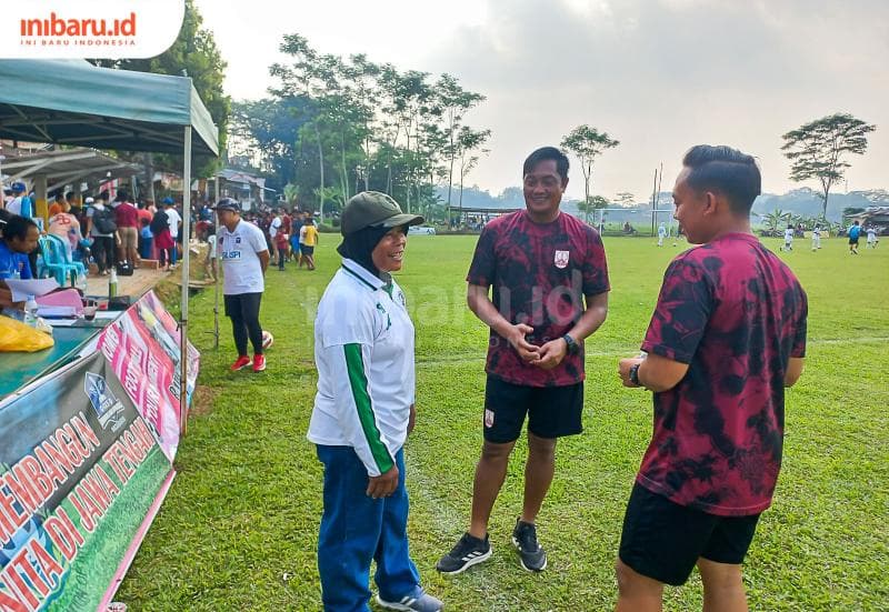 Sri Hastuti sedang berbincang-bincang santai dengan pelatih Persis Solo Women. (Inibaru.id/ Fitroh Nurikhsan)