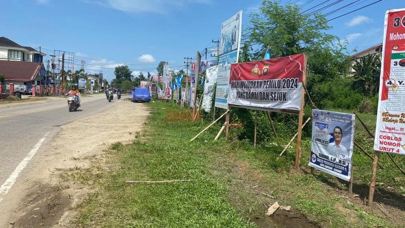 Banyak alat peraga kampanye yang dipasang sembarangan dan membahayakan. (Suarakalbar/Wulan)