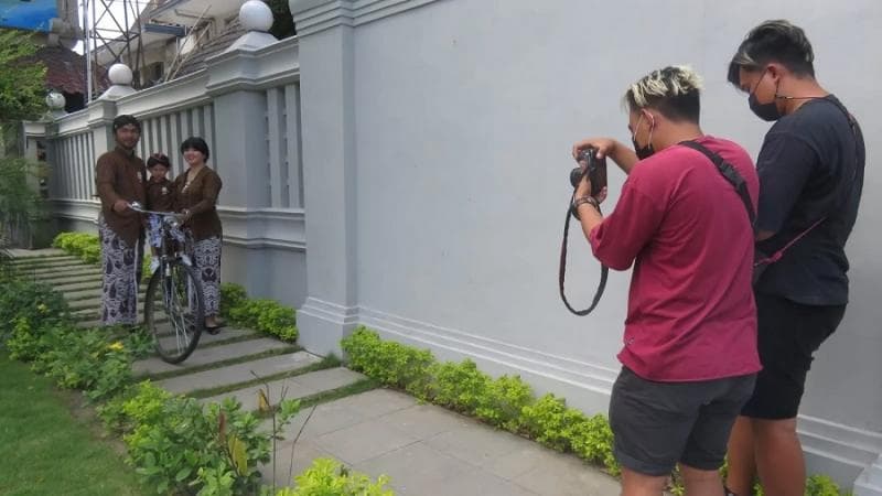 Persewaan baju tradisional di Malioboro. (Radarjogja/Dwi Agus)