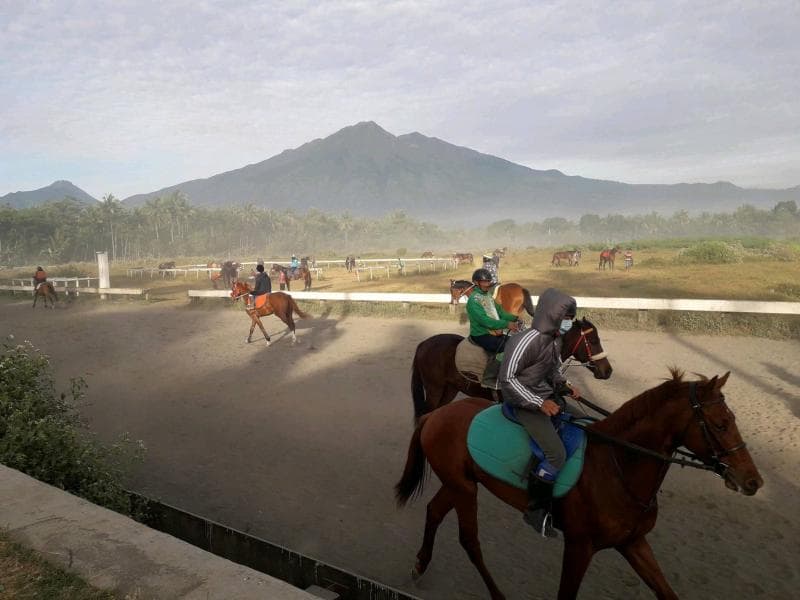 Lapangan Pacuan Kuda Desa Tegalwaton punya pemandangan yang indah. (Samsung Community/Budi0510)