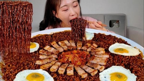 Umumnya, para youtuber mukbang memiliki trik untuk makan banyak. (amiami)