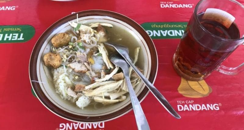 Soto Ayam 69 Mbah Mul Magelang unik karena diberi tambahan irisan tahu bacem. (Arifsetiawan.com)