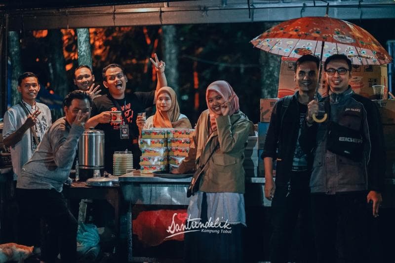 Sebagian kecil sukarelawan yang disebut sebagai 'ujung tombok' di Kampung Tobat Santrendelik. (Dok Santrendelik)