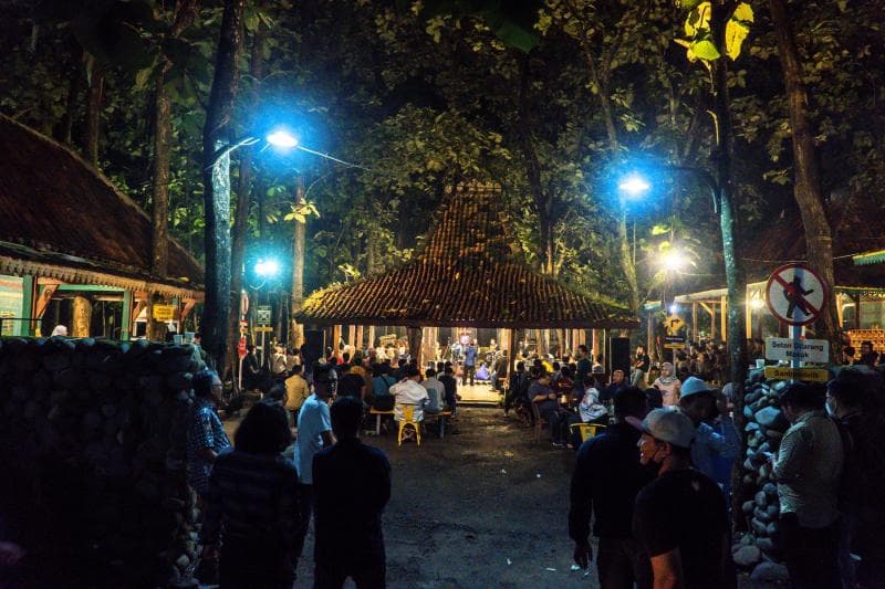 Suasana Santrendelik saat pengajian rutin 'Nongkrong Tobat' digelar. (Dok Santrendelik)