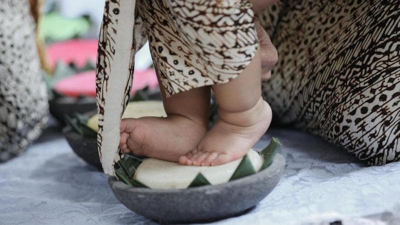 Tedak Siten, salah satu fase hidup manusia yang berarti saat mempersiapkan diri menuju kehidupan. (Istimewa)