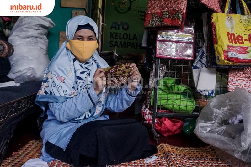 Ika Yudha Kurniasari, pemilik Bank Sampah Resik Becik mengubah kegiatannya menjadi pembuat masker daur ulang. (Inibaru.id/ Audrian F)<br>