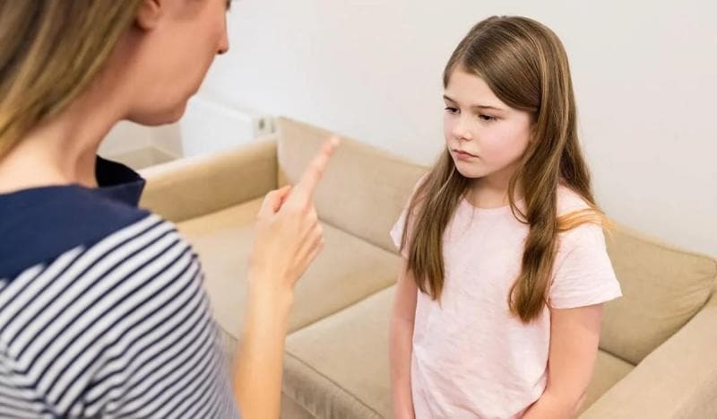 Ilustrasi: Sering menaruh curiga pada pasangan dan anak menjadi salah satu tanda kamu memiliki trauma&nbsp; masa lalu. (Relavate)