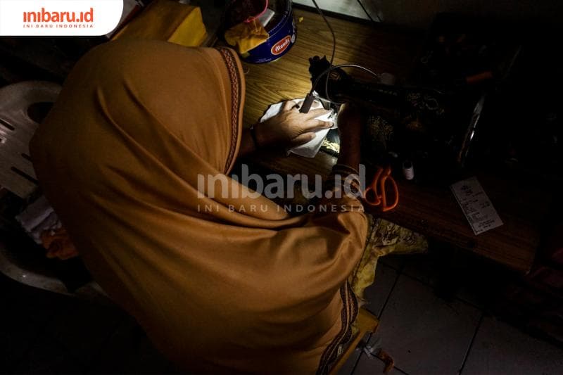 Menjahit masker. (Inibaru.id/ Audrian F)
