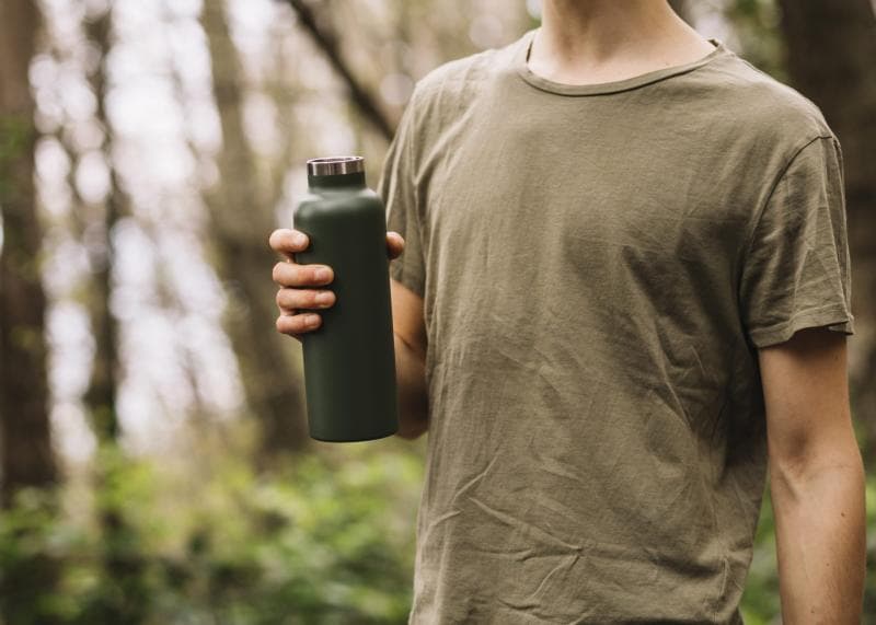 Membawa botol minum sendiri saat beraktivitas merupakan salah satu wujud cinta lingkungan.(Freepik)