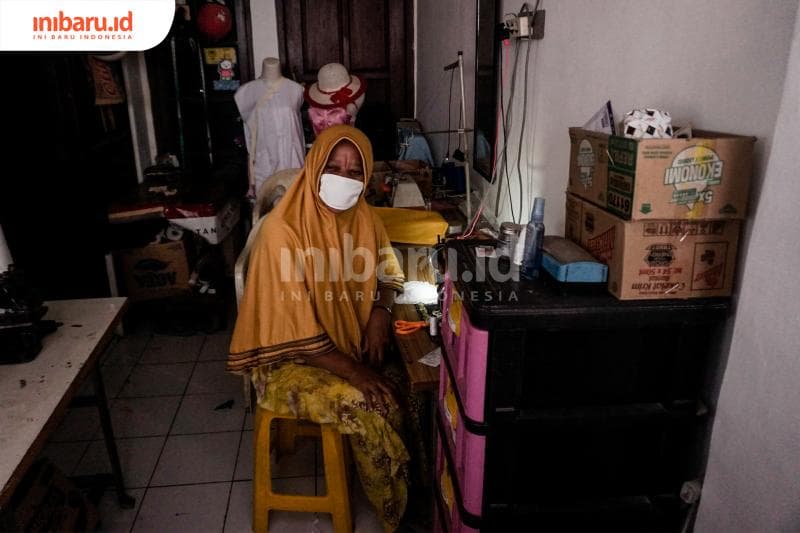 Jeda setelah menjahit. (Inibaru.id/ Audrian F)