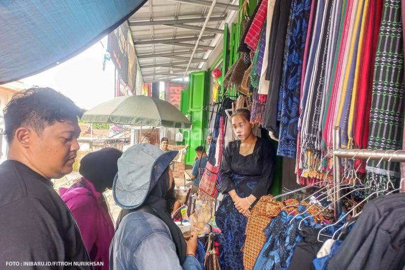 Masyarakat Badui Luar tidak sedikit yang berprofesi sebagai penjual aneka aksesori dan produk fesyen.