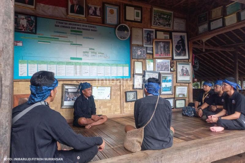 Tamu yang akan menginap di permukiman Badui Luar harus terlebih dahulu meminta izin ke Kepala Desa setempat.
