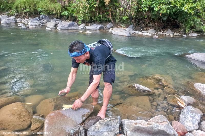 Untuk mandi masyarakat Badui Dalam biasanya masih menggunakan daun honje. Sedangkan Badui Luar sudah diperbolehkan menggunakan sabun.