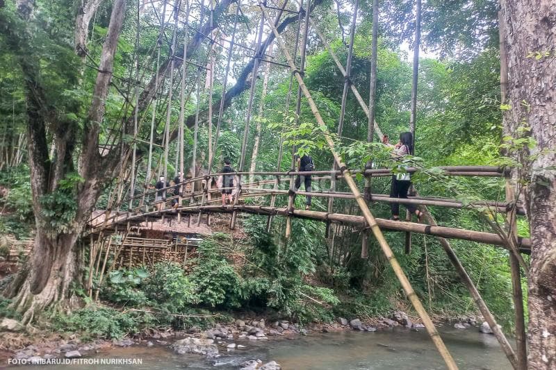 Salah satu jembatan kayu yang jadi penghubung peemukimam Badui Luar dengan Dalam.