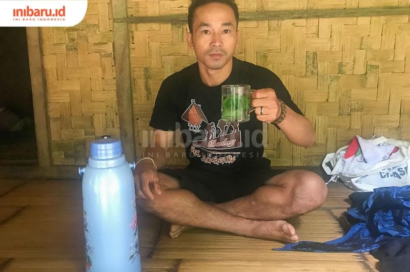 Warga Badui Luar, Asmin, menunjukkan ramuan herbal penambah stamina. (Inibaru.id/ Fitroh Nurikhsan)