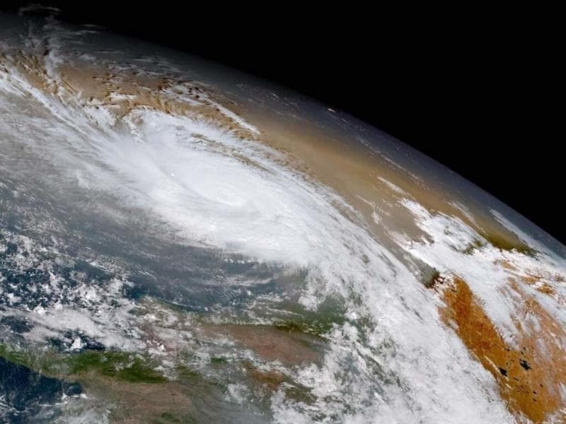 Siklon tropis 'Fani' di Samudra Hindia hasil tangkapan pencitraan Himawari-8 pada 2019. Badai ini bergerak menuju India. (NOAA via&nbsp;Stmweather)