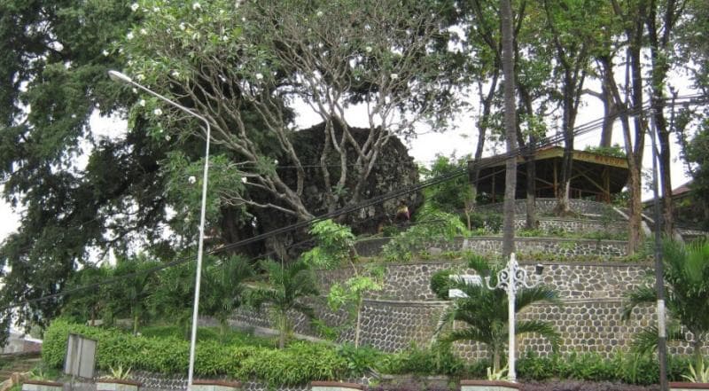 Batu besar di Taman Plintheng Semar Wonogiri. (Googleuser/Laropstars Ads)
