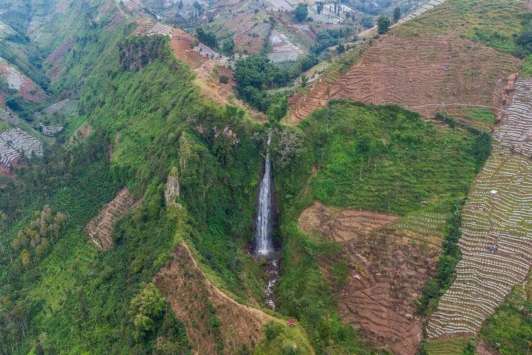 Curug Surodipo dari ketinggian. (Kompas/Anggara Wikan Prasetya)