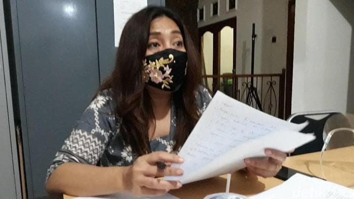 Anggota Bawaslu Solo Poppy Kusuma menyatakan bahwa dalam Peraturan KPU (PKPU) Nomor 15/023, caleg nggak boleh membagi sembako sambil meminta dukungan. (Detik/Bayu Ardi Isnanto)