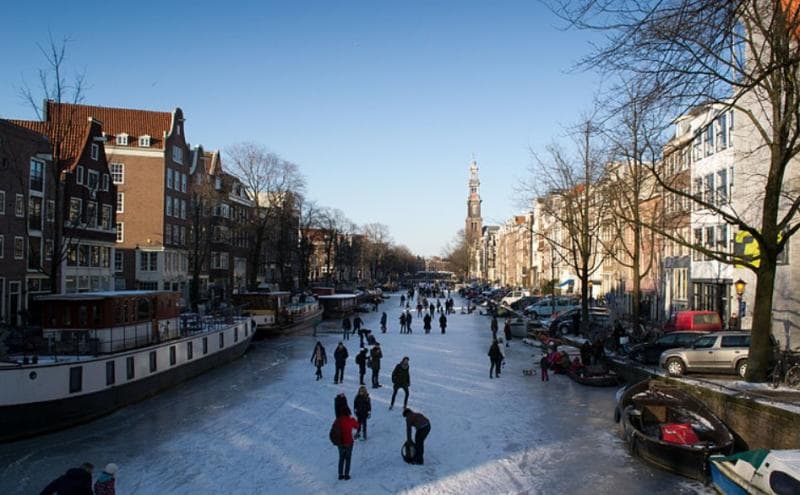 Kanal Prinsengracht di Amsterdam yang membeku saat musim dingin. (Wikipedia/Kaz Alting)