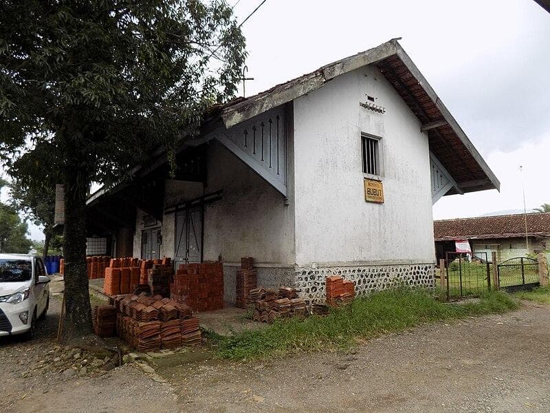 Bekas bangunan Stasiun Banjarnegara yang jadi gudang material. (Wikipedia/saverailfansindo)