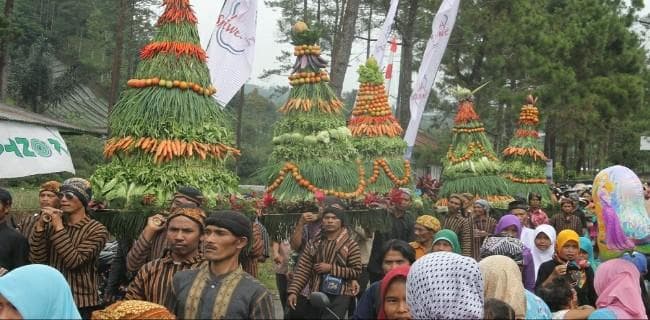Kirab gunungan dalam acara Festival Gunung Slamet. (Rmol Jateng)