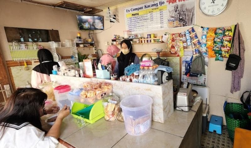 Warung Es Campur Kacang Ijo Pak Wawi selalu dijejali pembeli. (Googleuser/Edwin Kurniawan)